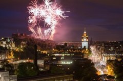 Фейерверк во время Хогманая в Эдинбурге (Фото: Andrea Obzerova, Shutterstock)