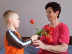 Внуки поздравляют своих бабушек с их «профессиональным» праздником (Фото: Photobank gallery, Shutterstock)