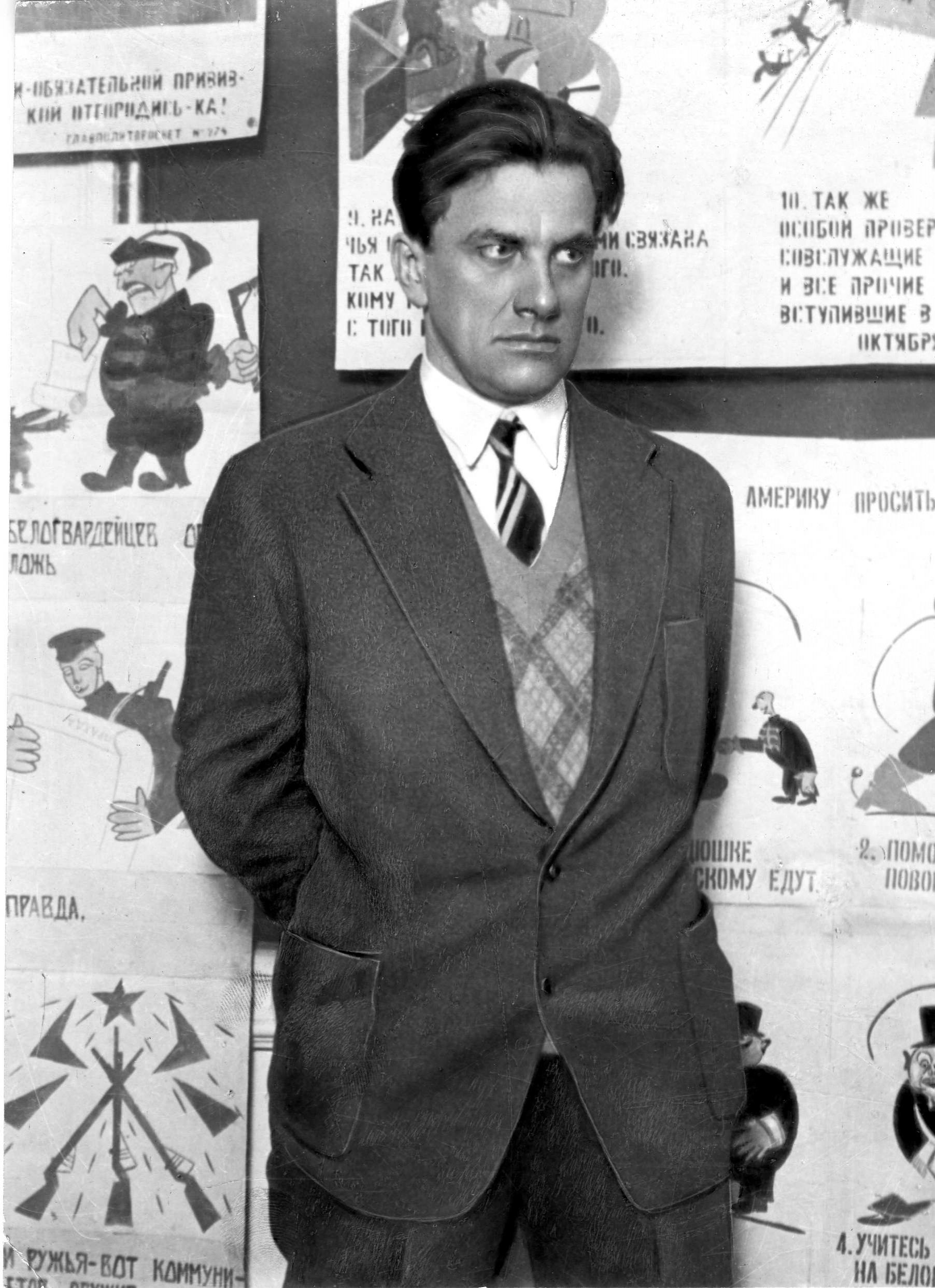 Новатор и бунтарь. Не писал, а делал свои стихи.