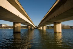 Мост Содружества наций, проложенный через озеро Burley Griffin, в Канберре (Фото: Phillip Minnis, Shutterstock)