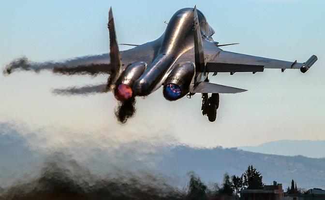Взлет многофункционального истребителя-бомбардировщика Су-34 на аэродроме авиабазы «Хмеймим» (Фото: Валерий Шарифулин/ТАСС)