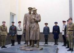 К 90-летию угрозыска Украины открыт памятник «Место встречи изменить нельзя» (Фото: foto.delfi.ua)