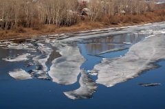 ... а по реке уже вовсю несутся льдины... (Фото: Sergei Butorin, Shutterstock)