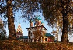 Православные христиане в этот день украшают дома и храмы зелеными веточками березы (Фото: В.Прокофьев, www.hraam.ru)