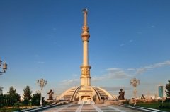 Монумент Независимости Туркменистана в Ашхабаде (Фото: velirina, Shutterstock)