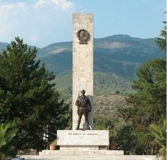 Памятник антифашистскому движению в Албании (Фото: ollirg, Shutterstock)
