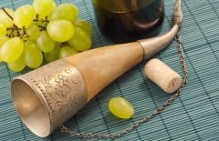 Язычники отмечают этот праздник распитием рога вина или бренди (Фото: AlexeiLogvinovich, Shutterstock)