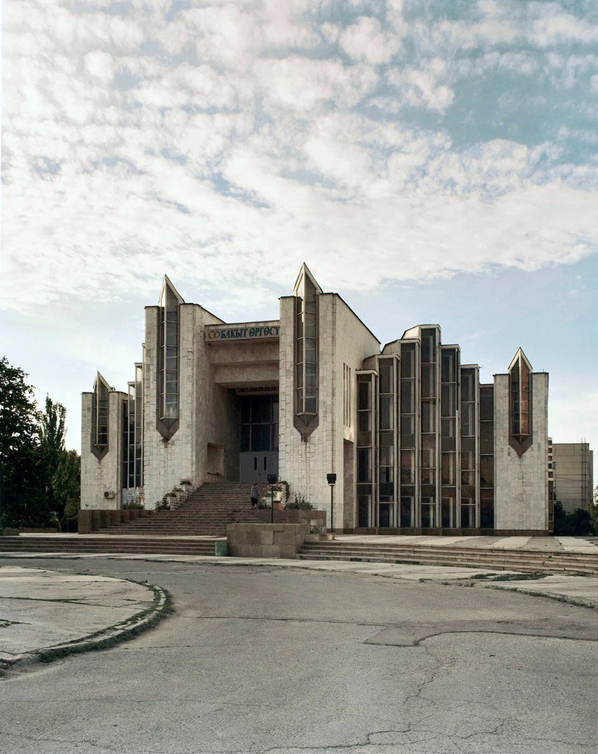Дворец бракосочетания в Бишкеке, Кыргызстан, 2010 год 