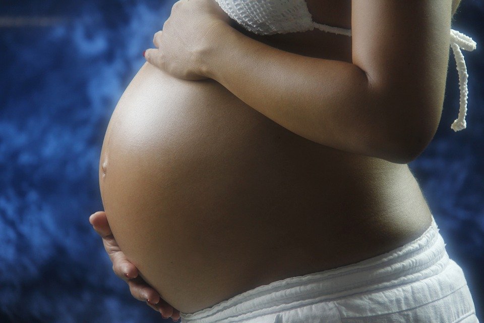 Коронавирус и беременность — есть ли опасность для малыша, нужно ли прерывать, что важно знать