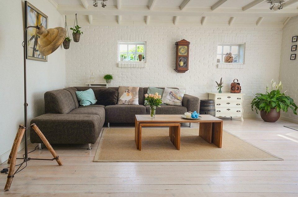 Как правильно поставить диван, чтобы создать в комнате комфортную и уютную обстановку