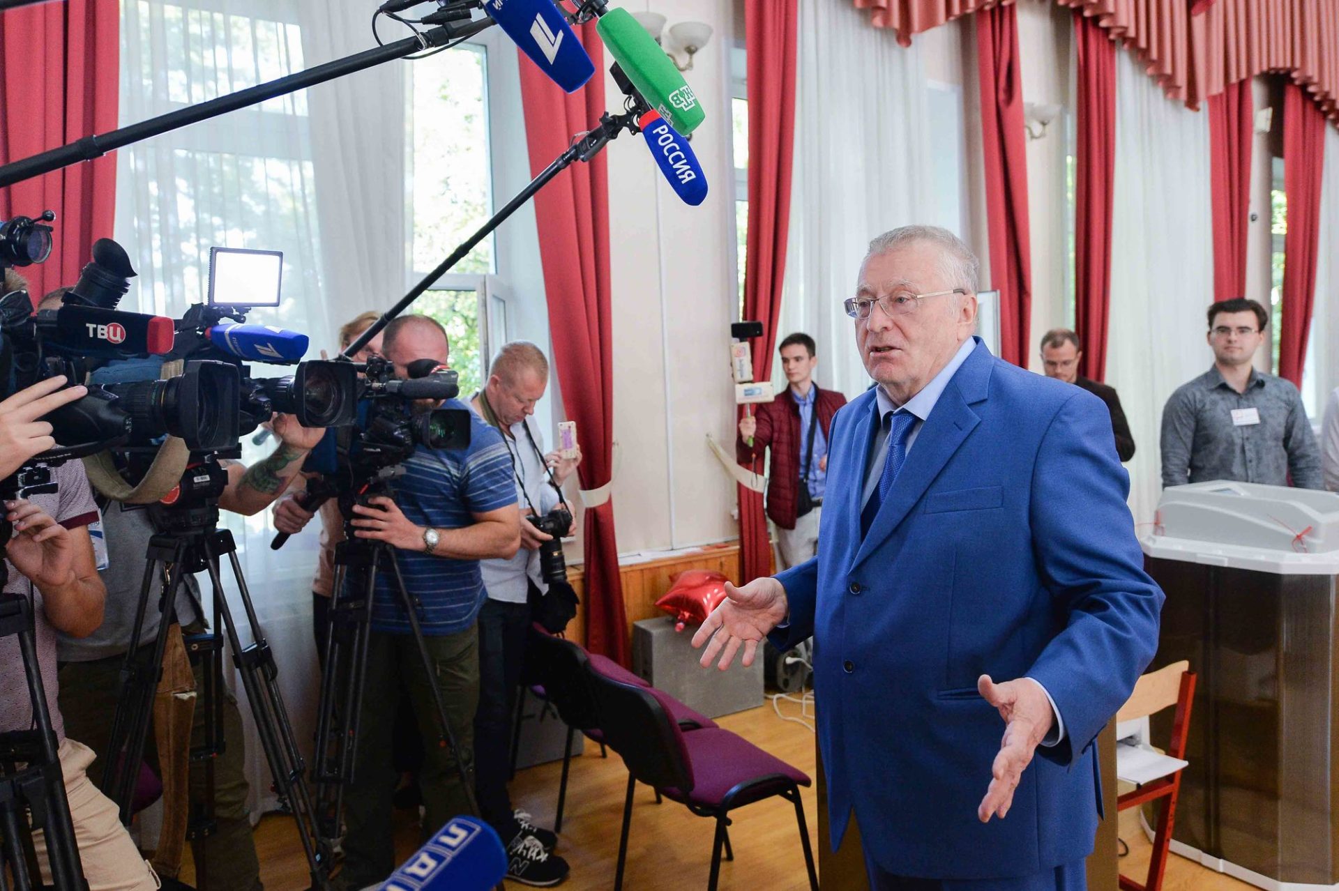 Жириновский призвал банкиров спасать мигрантов от безработицы |