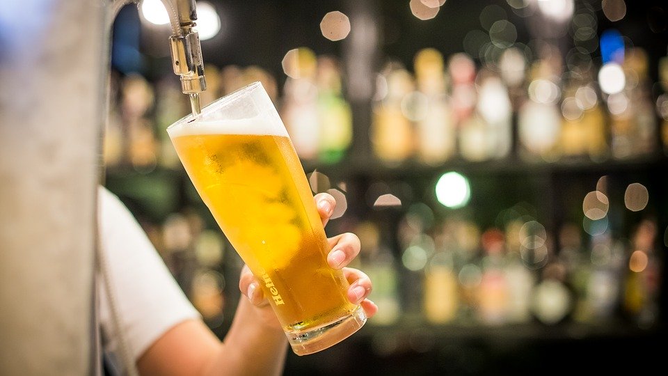 Пиво Corona стали реже покупать после вспышки коронавируса