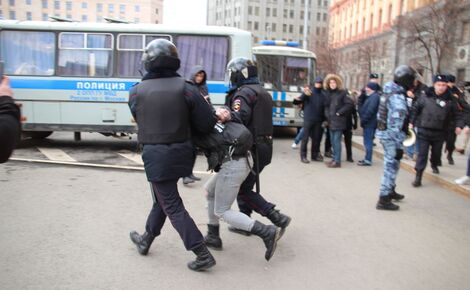 У здания ФСБ в центре Москвы начались жесткие задержания