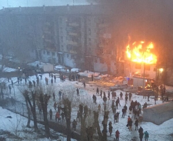 Взрыв в жилом доме в Магнитогорске: погибли женщина и 14-летний подросток, эвакуировали более 30 человек — последние новости с места события