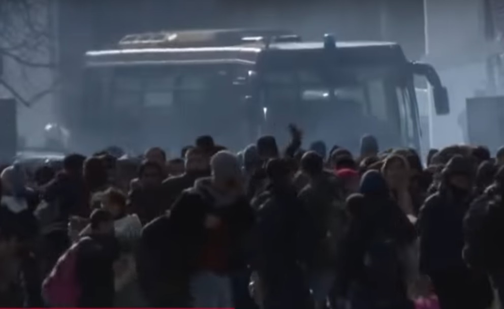 Несколько тысяч беженцев пытаются прорваться из Турции в Грецию