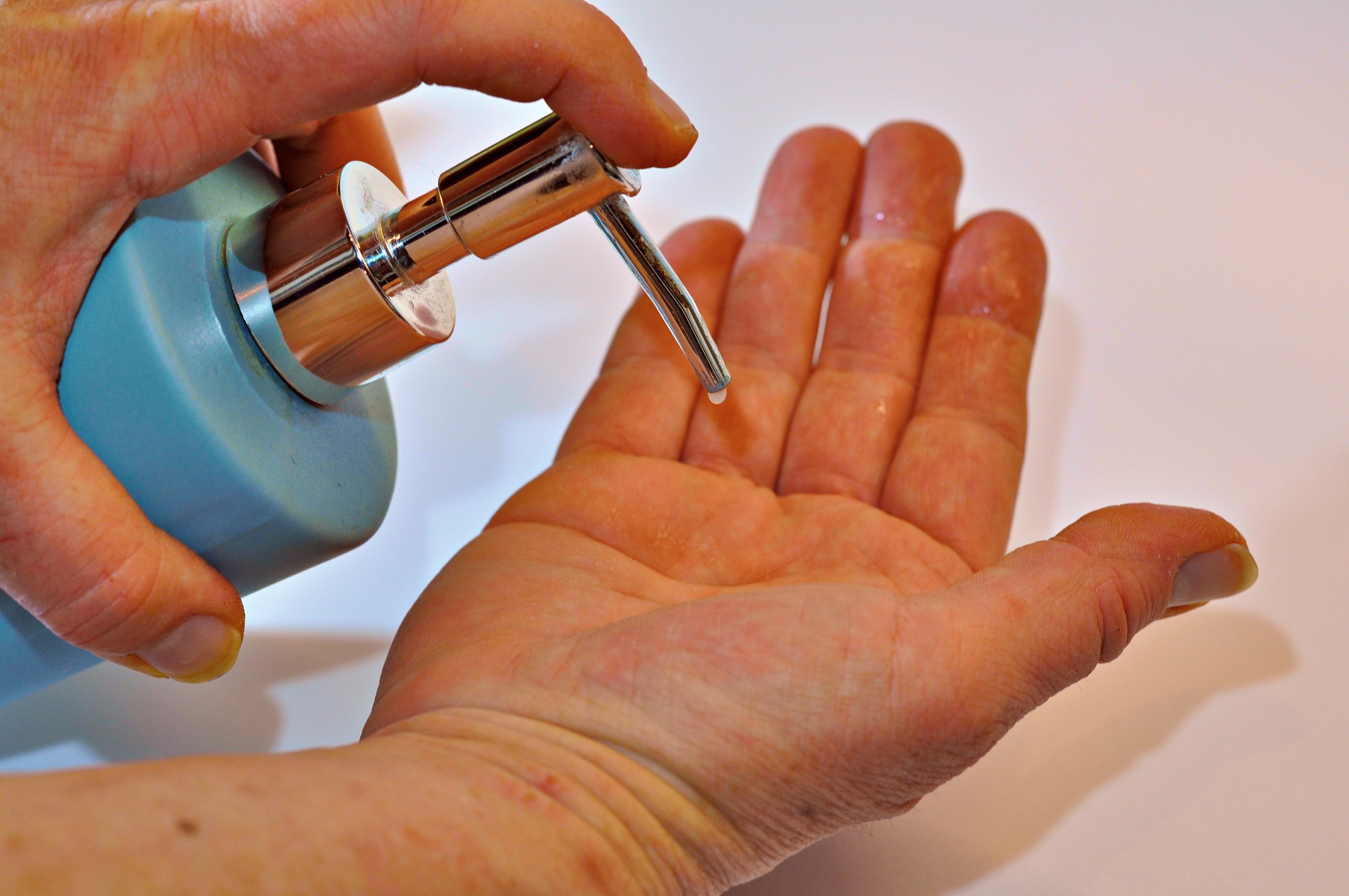 Антисептик для рук в домашних условиях: где можно купить исходные компоненты и как смешивать