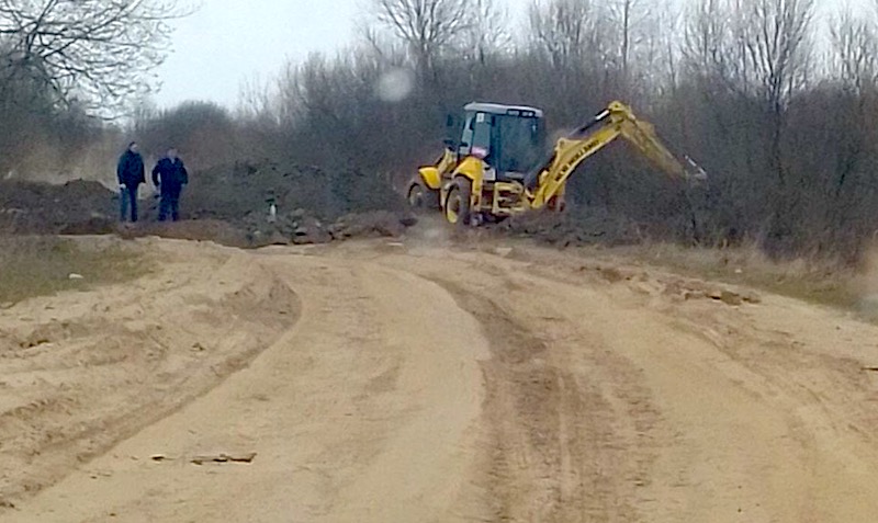 «Работают экскаваторы, дежурит ФСБ» — белорусские СМИ сообщают об уничтожении дорог на границе
