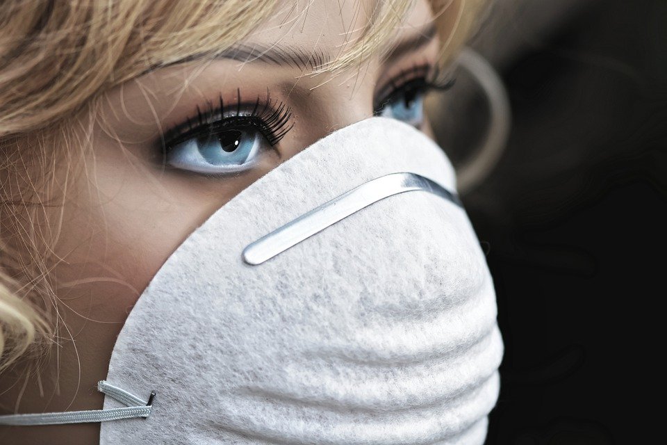 Давайте определимся: нужно все-таки носить маски во время эпидемии или нет?