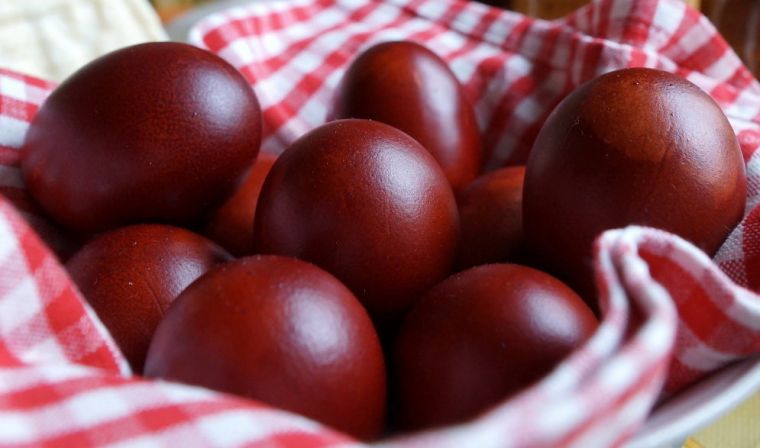 Как правильно варить яйца в луковой шелухе на Пасху, чтобы они не лопнули, как правильно покрасить — видео рецепты