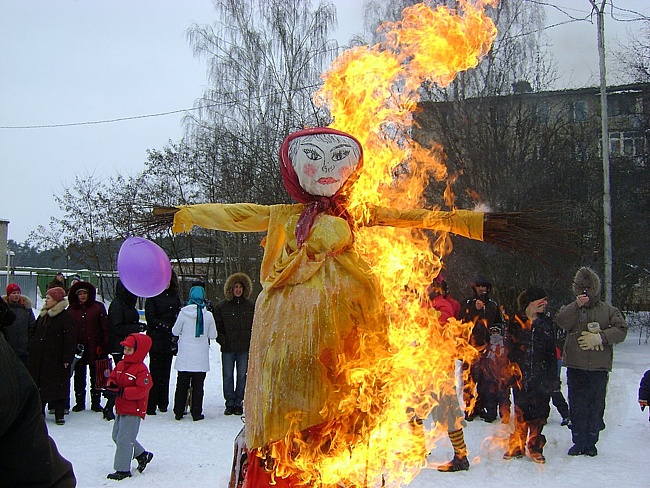 Почему на Масленицу в России принято сжигать чучело и есть блины