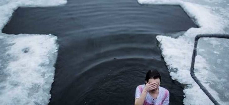 Женщина утонула в проруби во время купания на Крещение Господне — видео