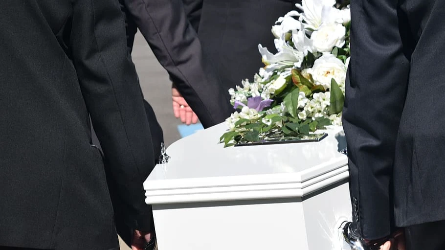 Организация усопшего родственника в последний путь: преимущества услуг похоронного агента