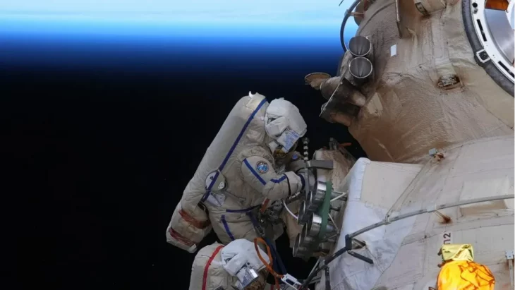 Российский космонавт Артемьев срочно вернулся из открытого космоса на МКС из-за неполадок со скафандром