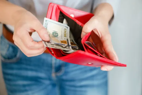 Найденный на улице кошелек с деньгами: что делать и как избежать проблем
