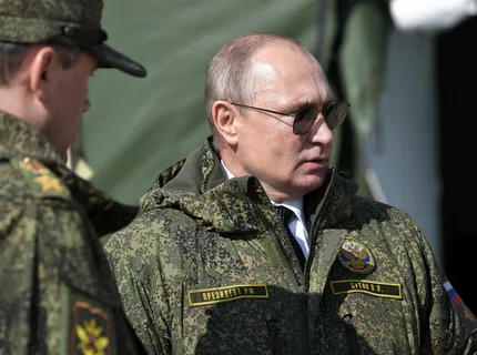 Путин посетил штаб Вооруженных Сил в Ростове и ознакомился с отчетом главы Генерального штаба о ходе спецопераций (СВО).
